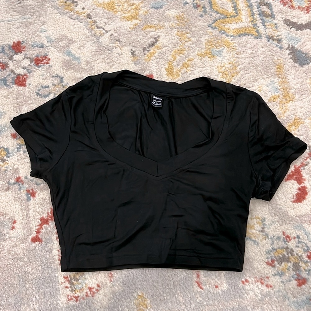 black v neck crop top